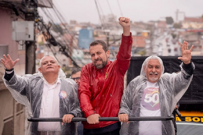 Senival Moura (à dir.) participa de carreata com Guilherme Boulos em Guaianases, na zona leste de São Paulo