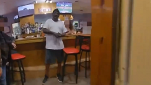 Frank Tyson reage à chegada da polícia em bar de Ohio