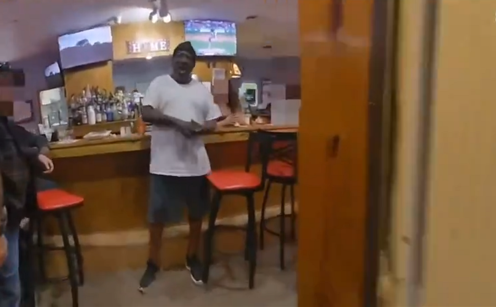 Frank Tyson reage à chegada da polícia em bar de Ohio