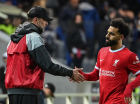 O técnico alemão do Liverpool, Jurgen Klopp, durante a saudação ao atacante egípcio nº 11 do Liverpool, Mohamed Salah, ao deixar o campo durante a partida de segunda mão das quartas de final da UEFA Europa League