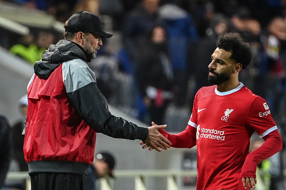 O técnico alemão do Liverpool, Jurgen Klopp, durante a saudação ao atacante egípcio nº 11 do Liverpool, Mohamed Salah, ao deixar o campo durante a partida de segunda mão das quartas de final da UEFA Europa League