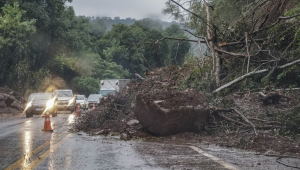 Visão parcialmente obstruída da estrada RS 129 após inundações causadas por fortes chuvas em Encantado, estado do Rio Grande do Sul, Brasil, em 10 de maio de 2024.