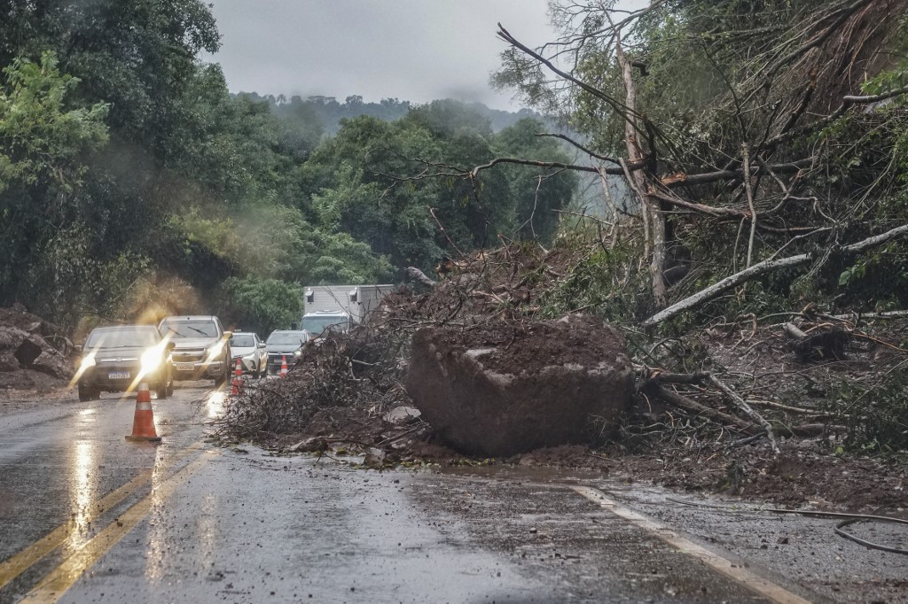 Visão parcialmente obstruída da estrada RS 129 após inundações causadas por fortes chuvas em Encantado, estado do Rio Grande do Sul, Brasil, em 10 de maio de 2024.