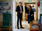 O Príncipe William, da Grã-Bretanha, visitou o Hospital Comunitário de St. Mary durante sua visita a Hugh Town