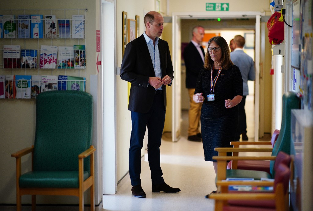 O Príncipe William, da Grã-Bretanha, visitou o Hospital Comunitário de St. Mary durante sua visita a Hugh Town