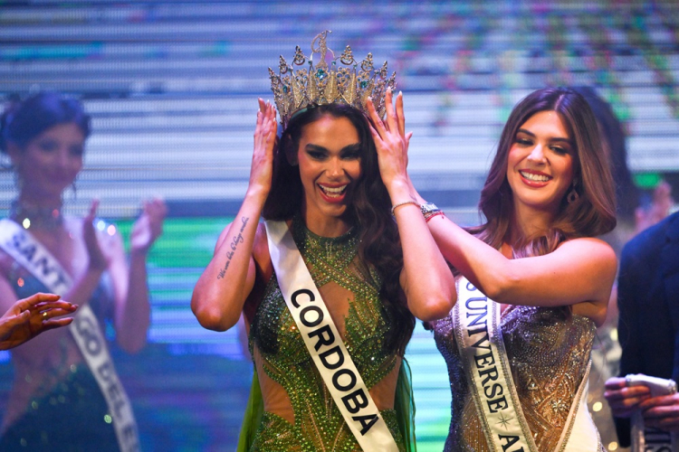 Magali Benejam (esq.) é coroada Miss Universo Argentina 2024 pela Miss Universo Argentina 2023, Yamile Dajud