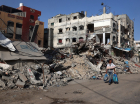 Um homem palestino passa por um prédio destruído em Rafah, no sul da Faixa de Gaza, em 26 de maio