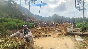 pessoas no local de um deslizamento de terra na vila de Yambali, na região de Maip Mulitaka, na província de Enga, em Papua Nova Guiné