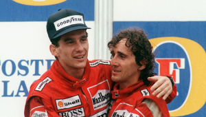 O campeão brasileiro de Fórmula 1, Ayrton Senna (E), abraça seu companheiro de equipe e vencedor do Grande Prêmio da Austrália, o francês Alain Prost, no pódio do autódromo de Adelaide