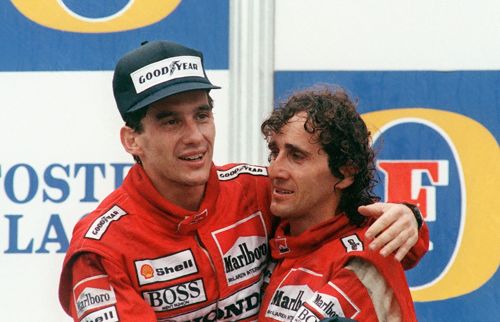 O campeão brasileiro de Fórmula 1, Ayrton Senna (E), abraça seu companheiro de equipe e vencedor do Grande Prêmio da Austrália, o francês Alain Prost, no pódio do autódromo de Adelaide