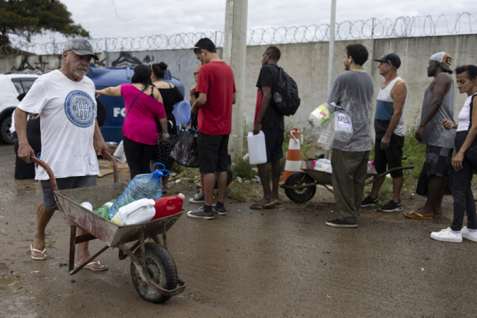 No Brasil, o número de mortes causadas pelas inundações na região sul do país ultrapassou 100