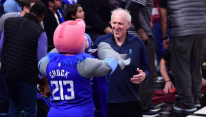 O mascote Chuck, o Condor do LA Clippers, presenteia Bill Walton com uma camisa durante a Rodada 1, Jogo 3 dos Playoffs da NBA de 2023