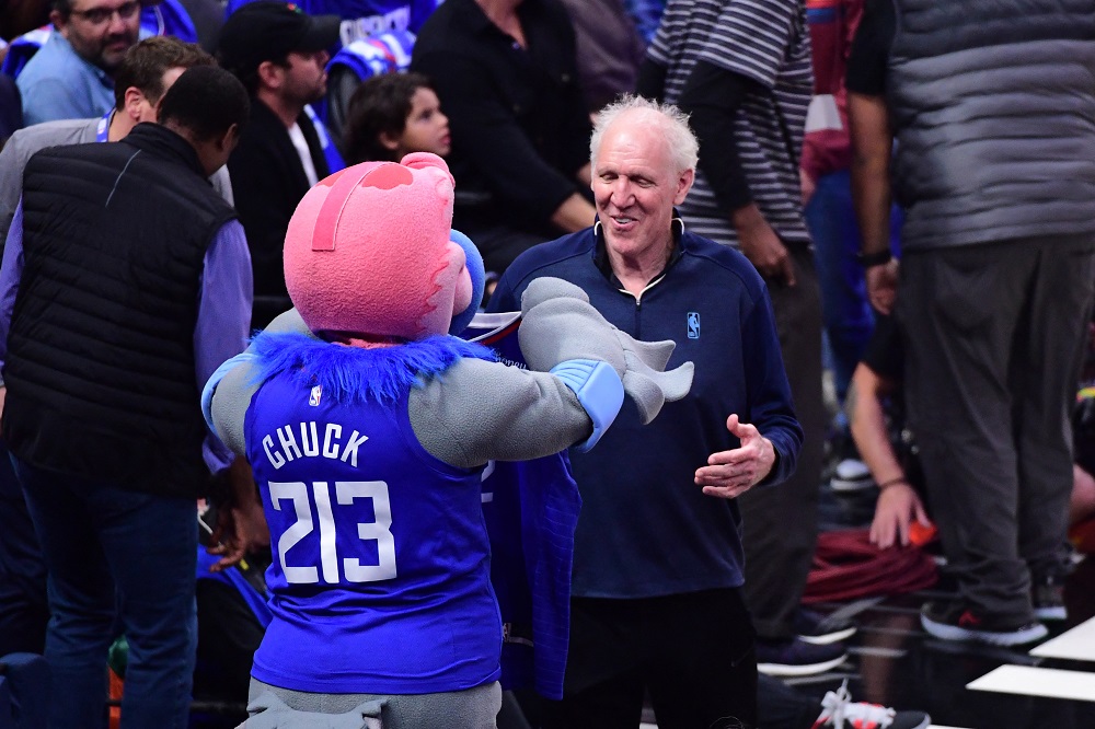 O mascote Chuck, o Condor do LA Clippers, presenteia Bill Walton com uma camisa durante a Rodada 1, Jogo 3 dos Playoffs da NBA de 2023