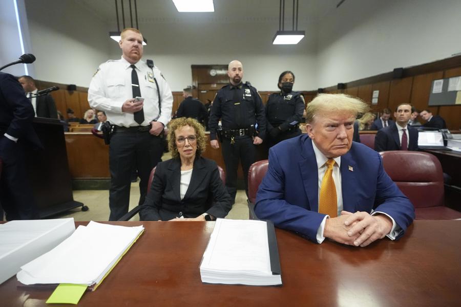 O julgamento criminal do ex-presidente dos EUA, Trump, por pagamento de silêncio, continua na cidade de Nova York