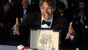 Sean Baker posa com a 'Palme d'Or' para Anora após a cerimônia de encerramento e premiação do 77º Festival Anual de Cinema de Cannes