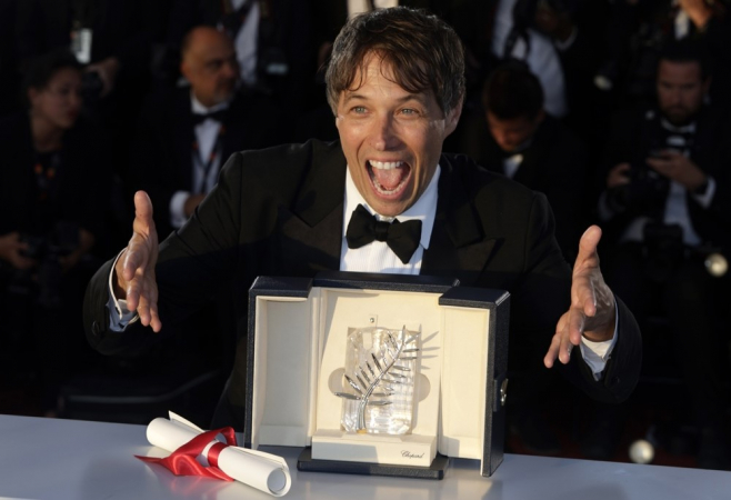 Sean Baker posa com a 'Palme d'Or' para Anora após a cerimônia de encerramento e premiação do 77º Festival Anual de Cinema de Cannes