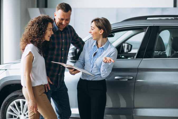 Mulher vende carro para casal