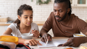 Filha e pai fazendo lição de casa