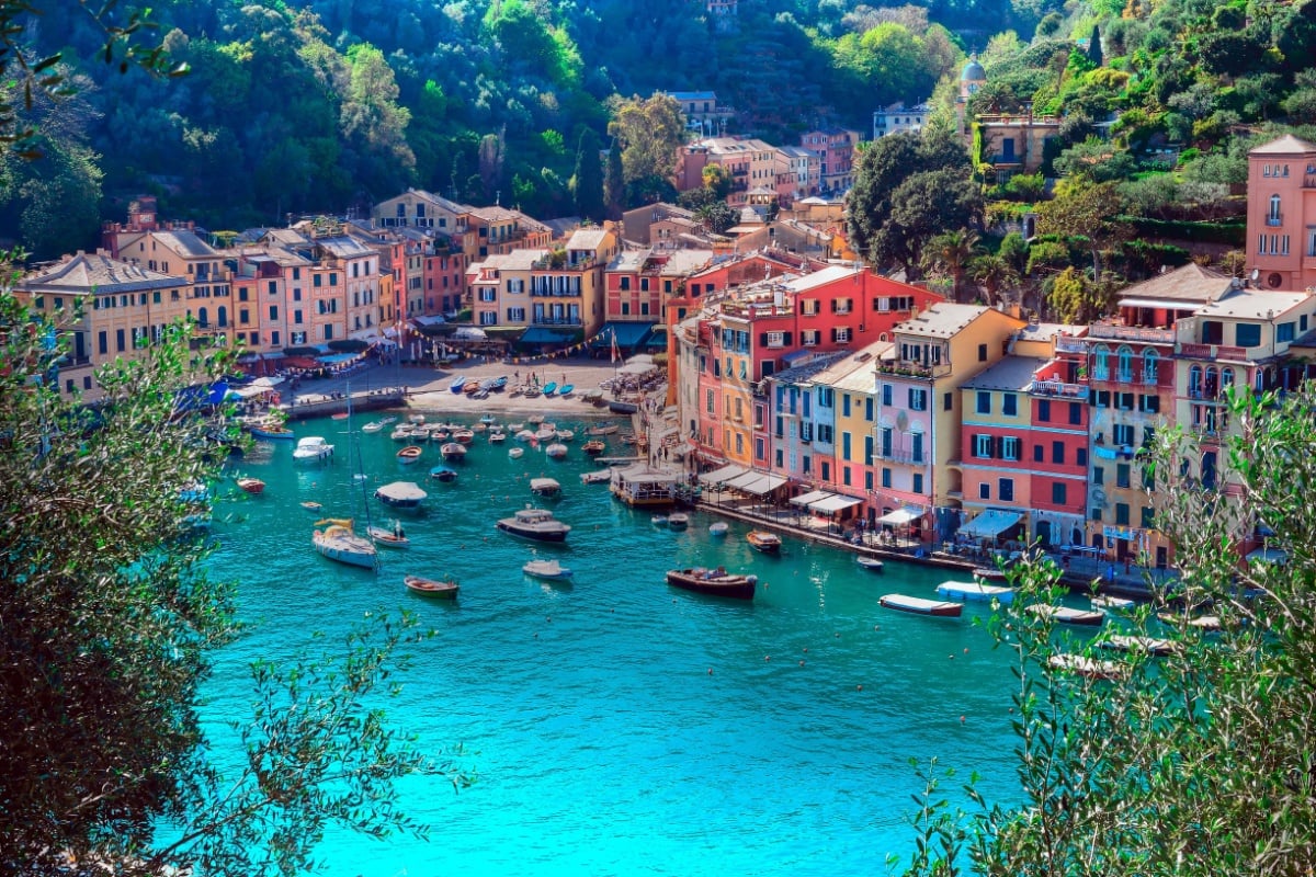 O apelo de Portofino reside em sua beleza natural deslumbrante e seu encanto intemporal 