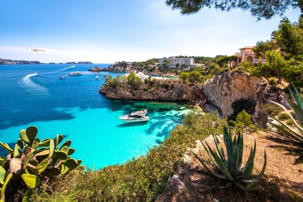 Mallorca oferece uma rica história e cultura, refletida em suas cidades pitorescas 
