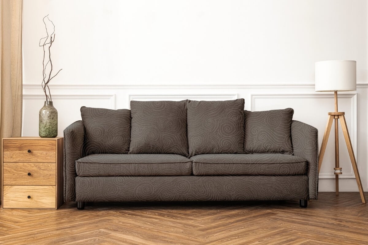 Cada tipo de tecido do sofá requer uma limpeza especial para evitar danos 