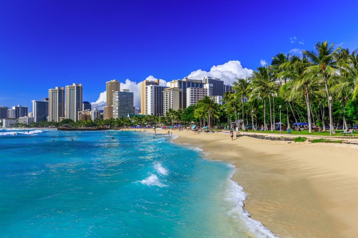 A praia de Waikiki é uma das mais famosas do Havaí 