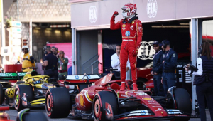 O piloto da Ferrari Charles Leclerc, de Mônaco, comemora após garantir a pole position na qualificação para o Grande Prêmio de Fórmula 1 de Mônaco