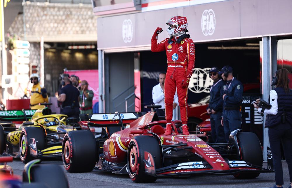 O piloto da Ferrari Charles Leclerc, de Mônaco, comemora após garantir a pole position na qualificação para o Grande Prêmio de Fórmula 1 de Mônaco