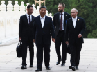 O presidente russo Vladimir Putin (dir.) e o presidente chinês Xi Jinping (esq.) caminham durante uma reunião informal em Pequim