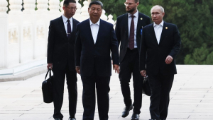 O presidente russo Vladimir Putin (dir.) e o presidente chinês Xi Jinping (esq.) caminham durante uma reunião informal em Pequim