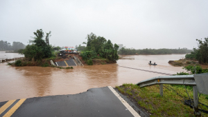 Estrada danificada após chuvas no Rio Grande do Sul