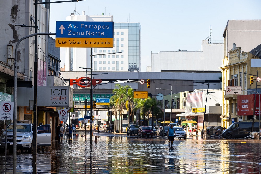 enchentes em Porto Alegre, dia de limpeza pela cidade