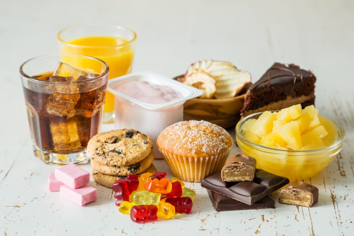 O consumo excessivo de açúcar resulta em inflamação e resistência à insulina, prejudicando a recuperação muscular e a síntese de proteínas 