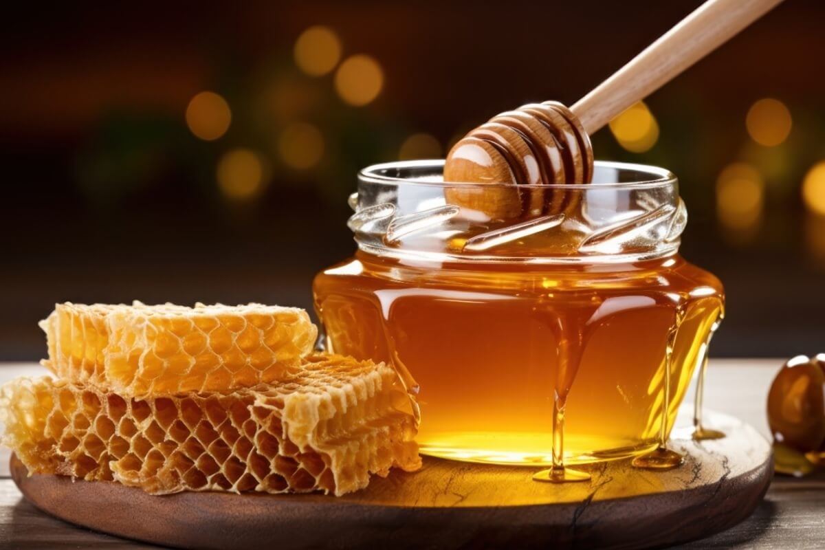 O consumo do mel pode favorecer a saúde de diversas maneiras 