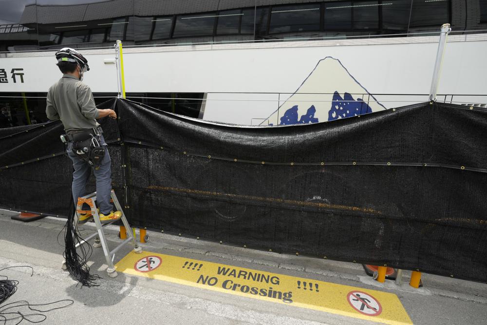 Cidade japonesa ergue uma rede de proteção para bloquear a visão do Monte Fuji em meio à superlotação de turistas