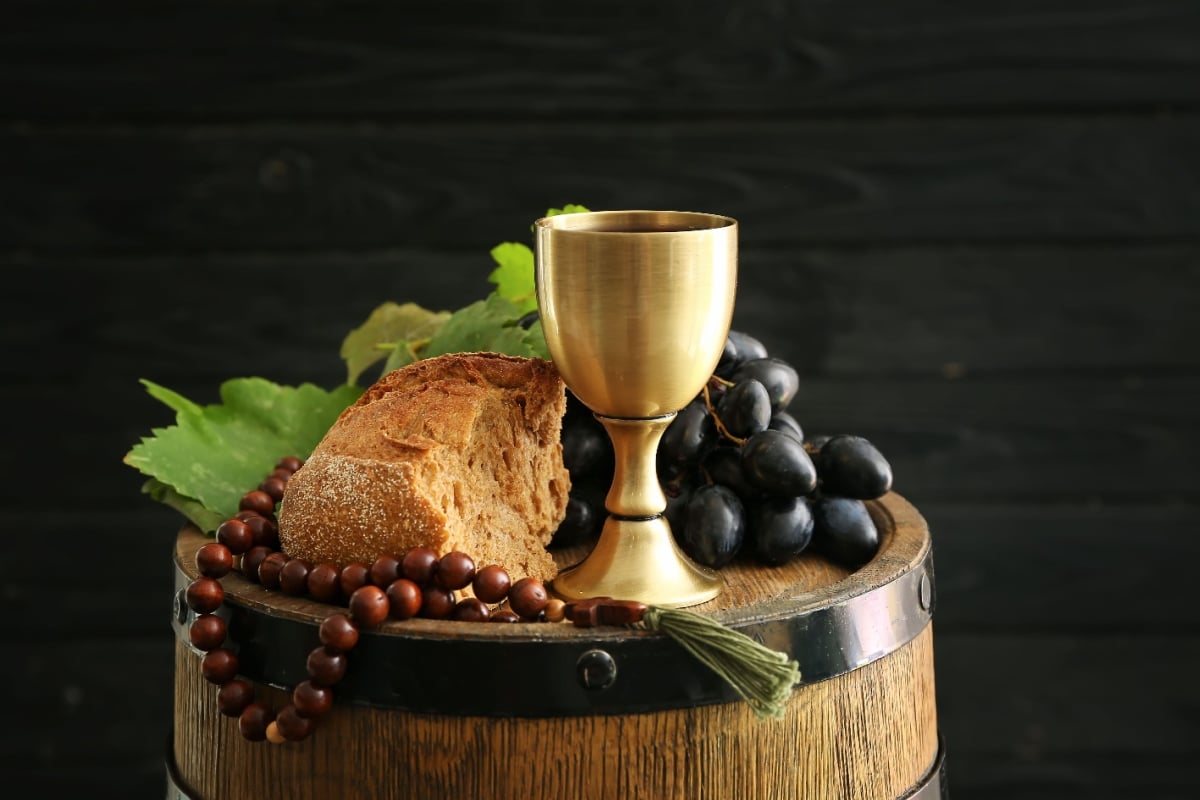 A celebração é um reconhecimento da crença católica na transformação do pão e do vinho no corpo e sangue de Cristo 