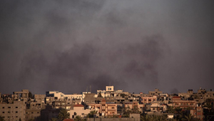 Fumaça sobe após um ataque aéreo israelense em Rafah, sul da Faixa de Gaza,