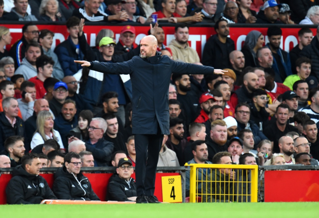 O técnico do Manchester United, Erik ten Hag, gesticula na linha lateral durante a partida de futebol da Premier League