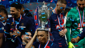 Mbappe (C) do PSG segura o troféu durante a cerimônia da Copa da França após a partida final entre Lyon e Paris Saint Germain em Lille