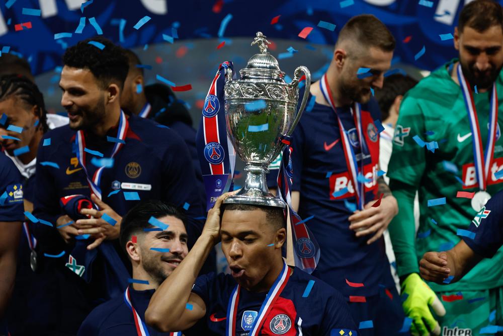 Mbappe (C) do PSG segura o troféu durante a cerimônia da Copa da França após a partida final entre Lyon e Paris Saint Germain em Lille