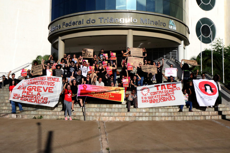 Governo marca reunião para discutir greve das universidades com professores e técnicos