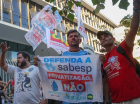 Manifestantes protestam contra a privatização da Sabesp do lado de fora da Câmara