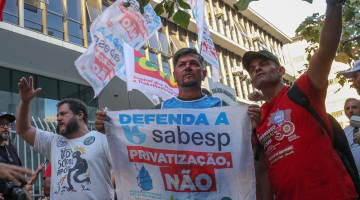 Manifestantes protestam contra a privatização da Sabesp do lado de fora da Câmara
