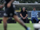 Rubão assiste a um treino do Corinthians ao lado do presidente Augusto Melo