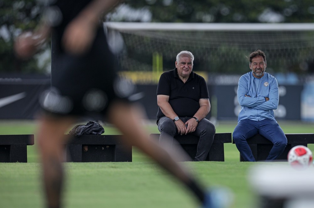 Rubão assiste a um treino do Corinthians ao lado do presidente Augusto Melo