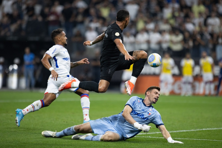 Corinthians domina o Fortaleza, mas para no goleiro e só empata em Itaquera