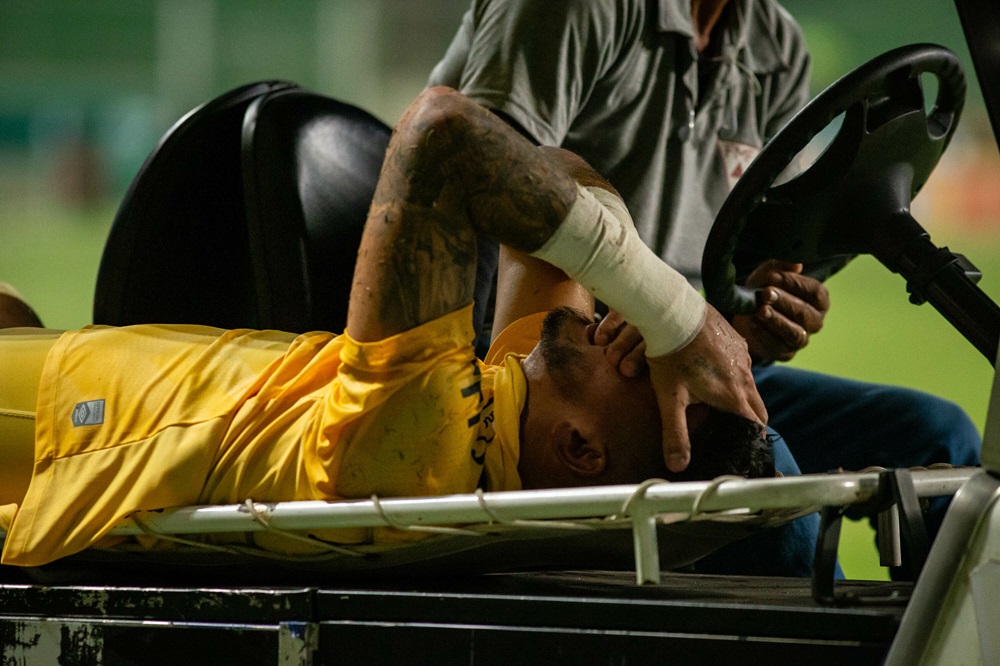 O goleiro João Paulo deixa o gramado do Independência após sofrer grave lesão no tornozelo