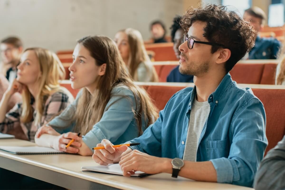 As questões que envolvem porcentagem são resolvidas com regra de três 