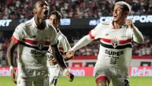 São Paulo vence Fluminense de virada e cola no G4
