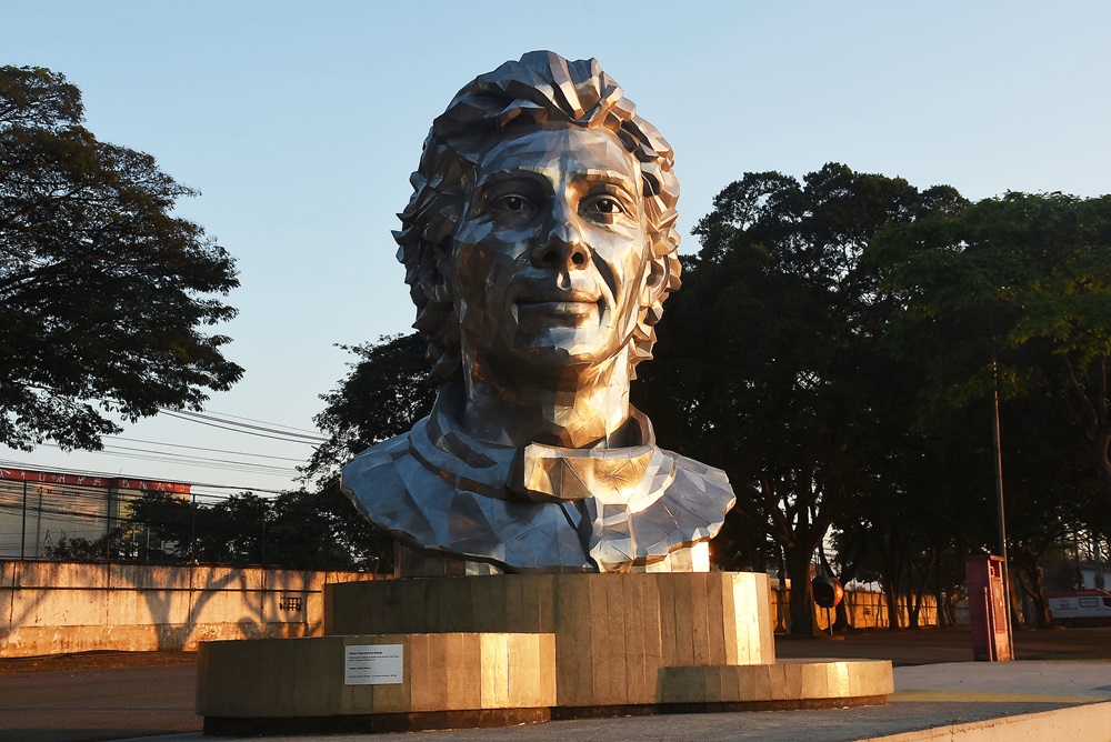 Trinta anos após sua morte, Ayrton Senna permanece vivo na memória e no cotidiano dos brasileiros